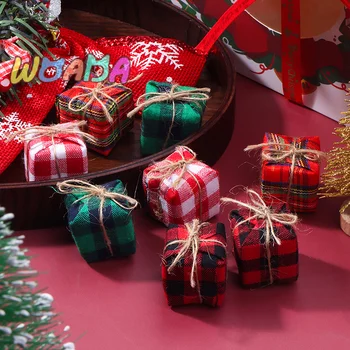 חדשות 2/4PCS הבובות אביזרים 1/12 בקנה מידה זעיר חג המולד כותנה פשתן קופסת מתנה להעמיד פנים לשחק את מסיבת החג עיצוב